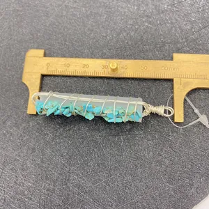Detailopname van de blauwe kristallen hanger die wordt gemeten met een schuifmaat