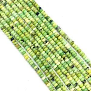 Gros plan de perles de pierre naturelle verte en forme d'abaque pour bijoux DIY