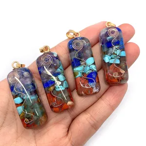 Colgantes rectangulares de resina de piedra natural con espiral dorada en la mano
