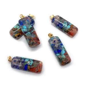 Colgantes rectangulares de resina con piedras naturales y espiral metálica dorada