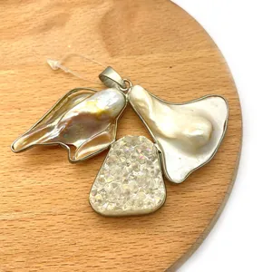 Unregelmäßiger Anhänger aus Naturstein und Perle mit Druzy-Kristall und Silberverschluss