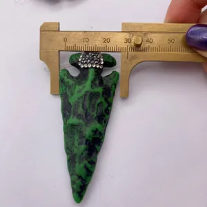 Mesure de la largeur du pendentif flèche en pierre avec strass utilisant un pied à coulisse