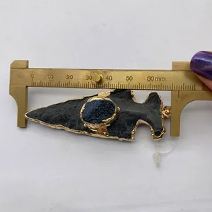 Mesure détaillée d'un pendentif flèche en résine noire avec cristal bleu et bord doré