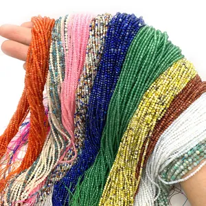 Makroaufnahme von mehrfarbigen 2mm facettierten Natursteinperlen für DIY-Schmuck