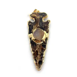 Pendentif en forme de flèche avec pierre naturelle et bordure en métal doré poli