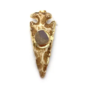 Pendentif pointe de flèche en pierre naturelle avec bordure dorée et gemme