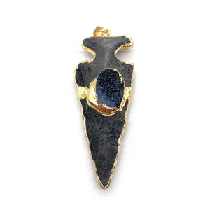 Pendentif pointe de flèche en pierre naturelle avec cristal druzy bleu et doré