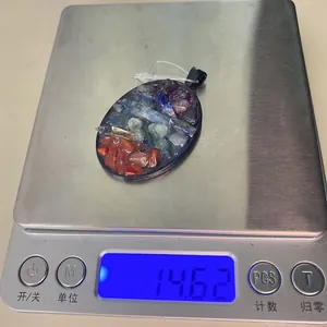 Ovaler Naturstein-Anhänger wiegt 14,62g auf einer digitalen Waage für DIY-Schmuck