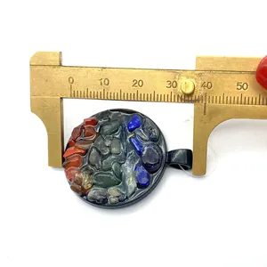 Detaillierte Messung eines 37mm bunten Naturstein-Anhängers mit runder Basis aus Harz