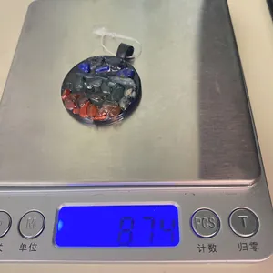 Funktionsfoto eines bunten Orgonit-Anhängers mit einem Gewicht von 8,74 g auf Waage