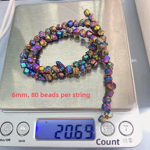 Cuentas de piedra natural irregular de 6mm con 80 piezas que pesan 20,69g en una báscula