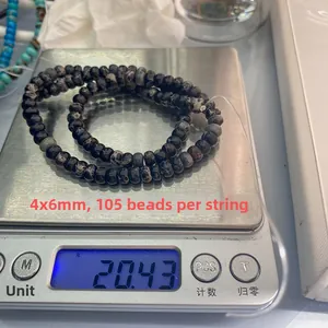 Detail von 4x6mm Naturstein Imperial Türkis Perlen auf einer Waage mit 20,43g Gewicht