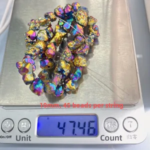 Vista macro de cuentas de piedra irisada de 10 mm que pesan 47 g para bisutería DIY