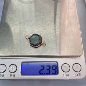 Détail du pendentif hexagonal en pierre turquoise avec cadre doré pesant 2,39 grammes