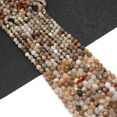Macro-opname van gefacetteerde natuurlijke agaat kralen in bruine tinten voor DIY sieraden