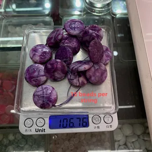 Nahaufnahme von 15 lila Achatsteinen (25mm) auf einer Waage mit 106g Gewichtsanzeige