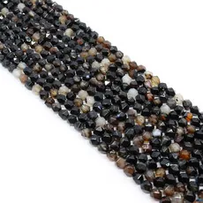 Macrodetail van gefacetteerde natuurlijke zwarte onyx kralen voor DIY sieraden