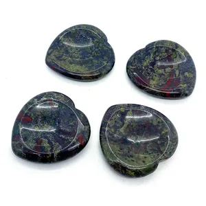 Vue détaillée de quatre pierres de sang en forme de cœur avec une texture polie tachetée