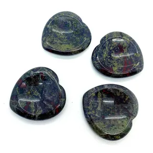 Vue de dessus de quatre pierres de pouce en pierre de sang de dragon en forme de cœur