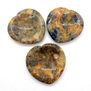 Vue détaillée de pierres d'oeil de tigre en forme de coeur aux textures minérales