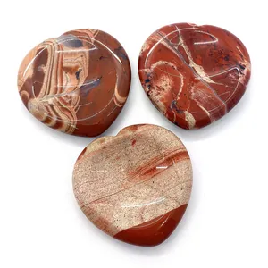 Perles en pierre naturelle jaspe rouge en forme de cœur avec détails de texture minérale