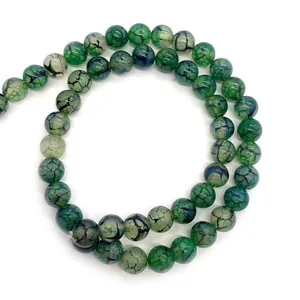 Macro-detail van natuurlijke groene drakenader agaat ronde kralen voor doe-het-zelf sieraden