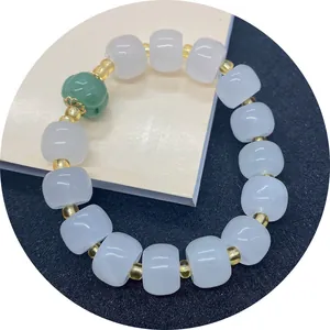 Bracciale in giada bianca con perline a botte, perla a zucca verde e inserti d'oro