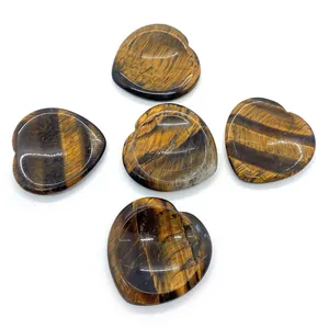 Cinque pietre occhio di tigre lucide a forma di cuore con striature marrone dorato su bianco
