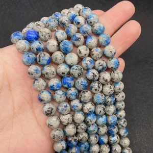 Dettaglio macro di perline in pietra K2 che mostrano la trama naturale di granito e macchie