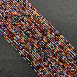 Detailweergave van gefacetteerde kralen van natuursteen in kleuren voor DIY-sieraden