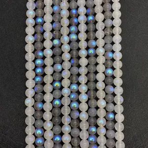 Makroaufnahme von 6-10mm runden Mondsteinperlen mit blauer Schillerwirkung auf Schwarz