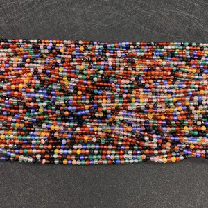 Macro-detail van 2-3mm gefacetteerde natuursteen kralen in kleurrijke rijen voor DIY-sieraden