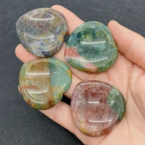 Polierte herzförmige Naturachat-Steine in der Hand mit einzigartigen Mineralmustern