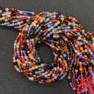 Macro-opname van kleurrijke gefacetteerde natuursteen kralen voor DIY sieraden