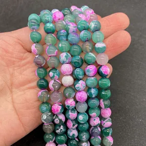 Dichtbij opname van roze en groene drakenader agaat kralen voor DIY sieraden maken