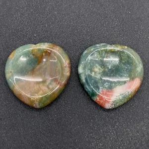 Polierte Unakit-Herzsteine mit grünen und ziegelroten Mineralstrukturen Detail