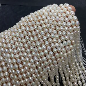 Détail macro de perles d'eau douce blanches en forme de riz pour la création de bijoux