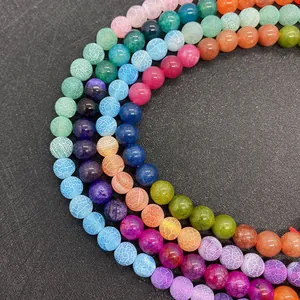 Makroaufnahme bunter matter Achatperlen mit Drachenader-Textur für DIY-Schmuckdesign