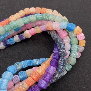 Macro di perle di agata cubiche con trama a venature di drago in colori vivaci misti