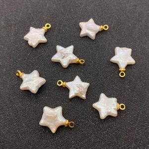 Nahaufnahme sternförmiger weißer Süßwasserperlen-Anhänger mit Goldösen für DIY-Schmuck