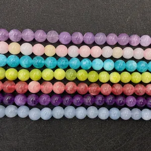 Primo piano di perle tonde in pietre semipreziose colorate per creazione gioielli DIY