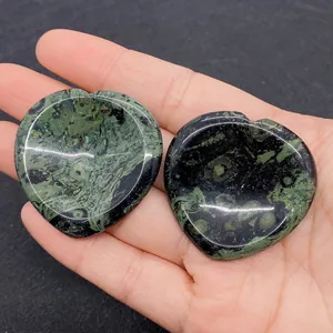 Gros plan de pierres de jaspe Kambaba en forme de cœur aux textures vertes et noires