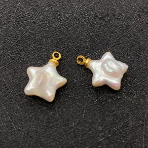 Detail von zwei sternförmigen Süßwasserperlen mit goldenen Ösen für DIY-Schmuckherstellung