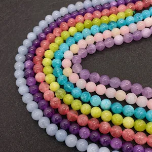 Dettaglio di perline colorate in pietra naturale da 8mm per gioielli fai da te