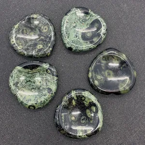 Pierres de jaspe Kambaba polies de forme triangulaire arrondie aux motifs verts et noirs