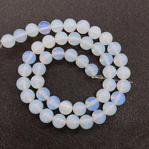 Vista dettagliata delle perle di opalite a spirale con riflessi blu e superficie liscia