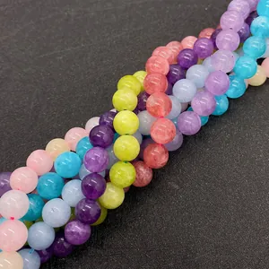 Dettaglio di perle tonde in pietra naturale colorata da 6-10 mm per creare gioielli