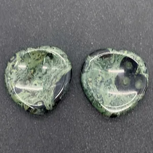 Gros plan de pierres de malachite verte en forme de cœur avec motifs noirs circulaires