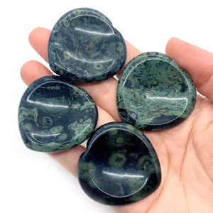 Pierres de jaspe Kambaba polies en forme de cœur avec motifs verts naturels