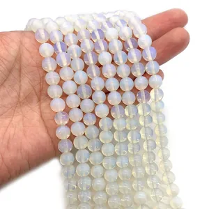 Perline rotonde in opalite traslucida per gioielli fai-da-te tenute in mano